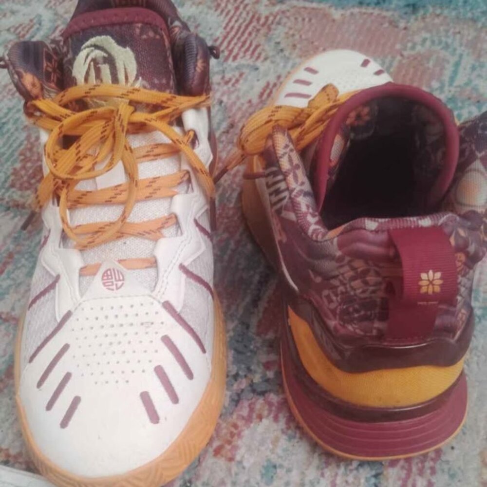 Basketball shoes